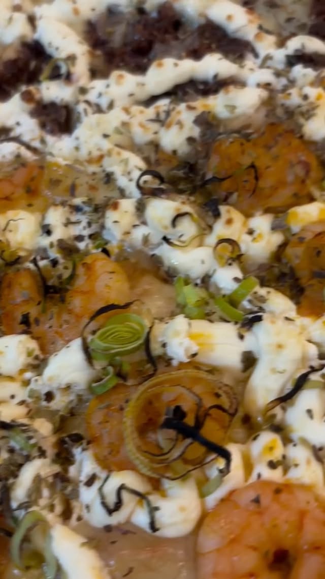 Pizza sabor camarão especial e costela supreme